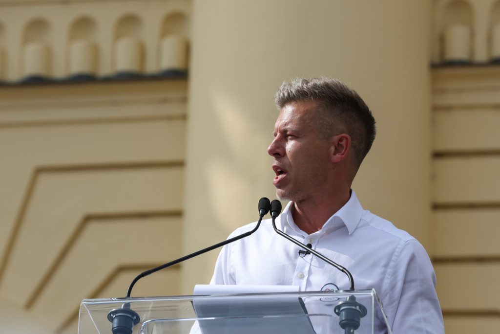 Az "Egy hatalmas ováció után közszemlére tett bejelentés: Magyar Péter feljelenti Orbán Viktort" cím talán hatásos lenne.