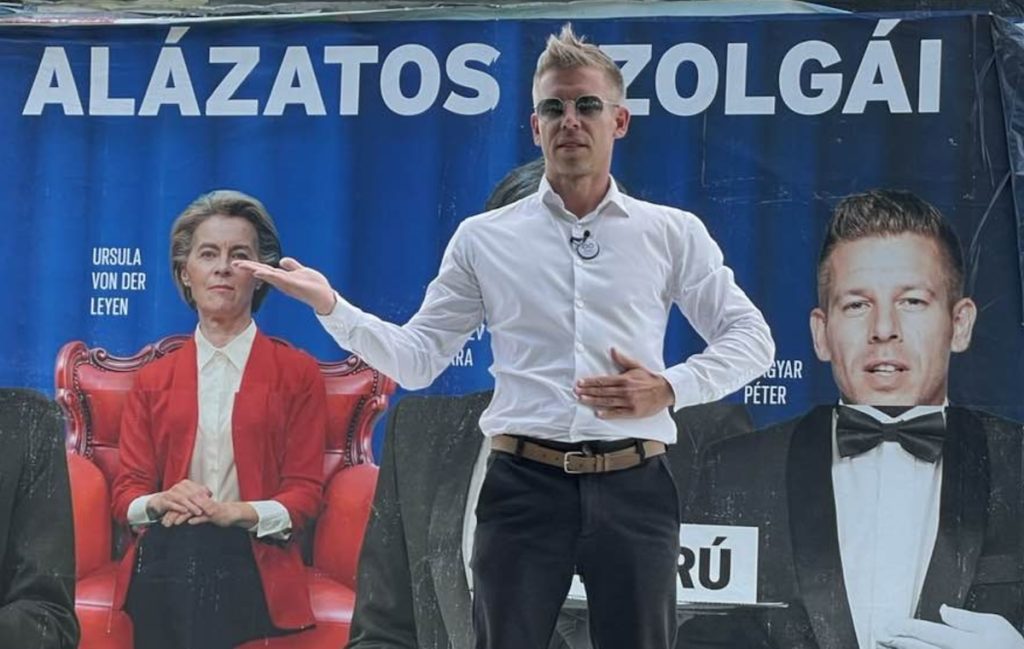 Az ellenzék üzenete: Magyar Péter fideszes plakát mellől szólítja fel Rogán Antalt