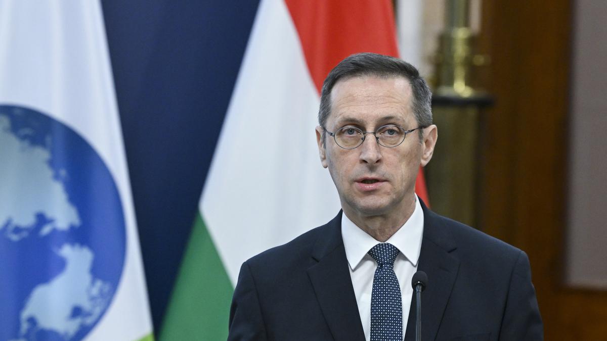 Hahn az EU költségvetési biztosa látogat Magyarországra: vitát váltanak ki a határvédelmi költségek a Varga Mihállyal folytatott tárgyalások során.