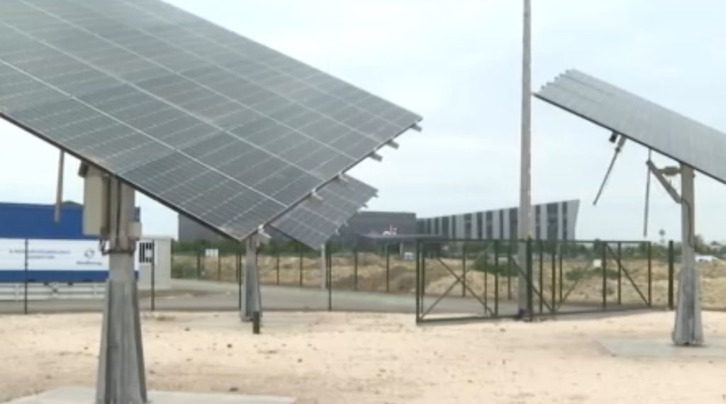 Szegedi tudósok forradalmi módszerrel napfényből cseppfolyós üzemanyagot állítanak elő a Mol támogatásával