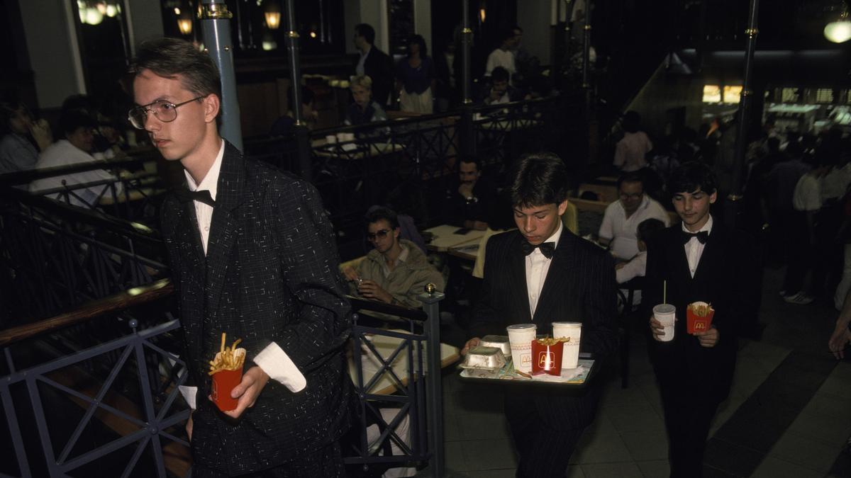 „Múlt és jelen találkozása: A Primark megnyitása Magyarországon, párhuzamba állítva az első McDonald’s érkezésével 1988-ban – Fotókon dokumentálva