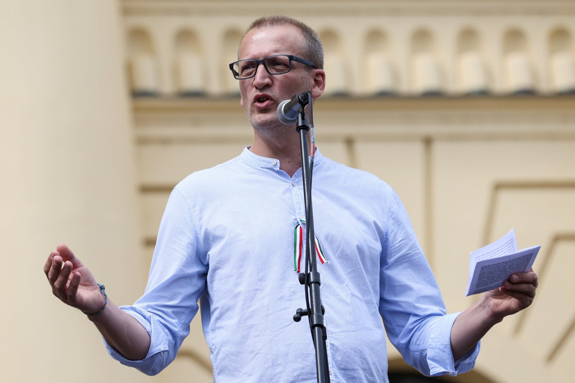 Balog Zoltán nevére tiltakozva tömegek követelik lemondását Debrecen főterén