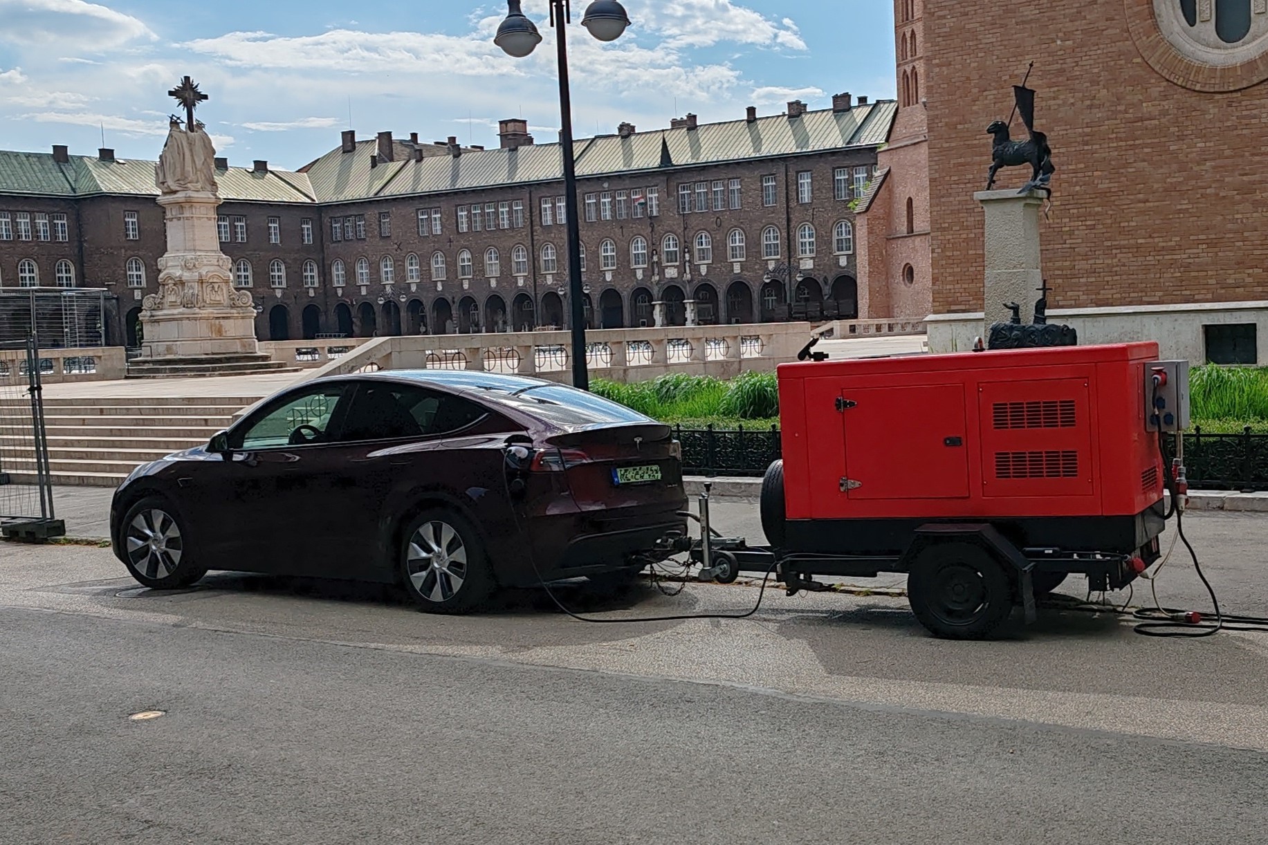 Szegedi vállalkozók hajnalban Teslát töltöttek a belvárosban: környezetbarát innováció a praxisban a dízelaggregátorok helyett