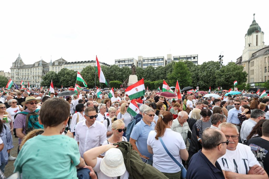 Az esemény pillanatai: Együtt a tömeg Magyar Péter debreceni nagygyűlésén
