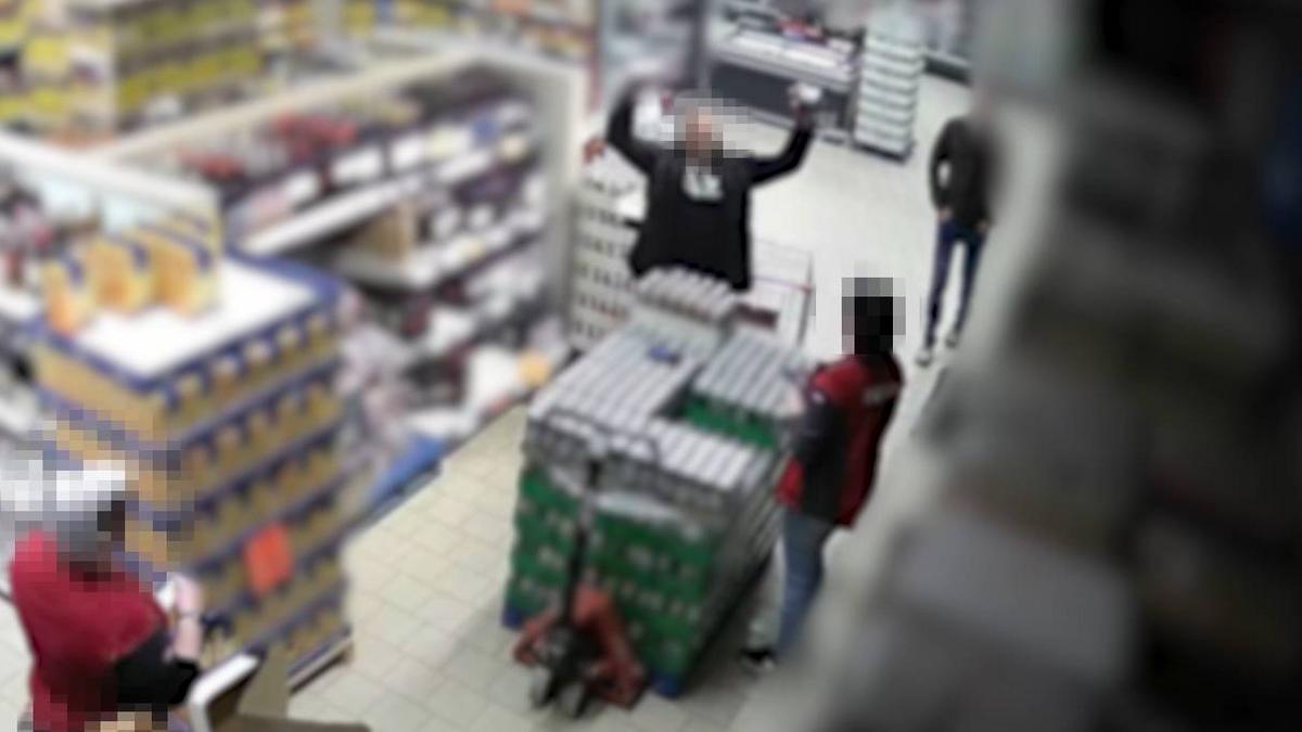 Brutális jelenet egy dorogi üzletben: Férfi földhöz vágott sörökkel támadt volt párjára - videó