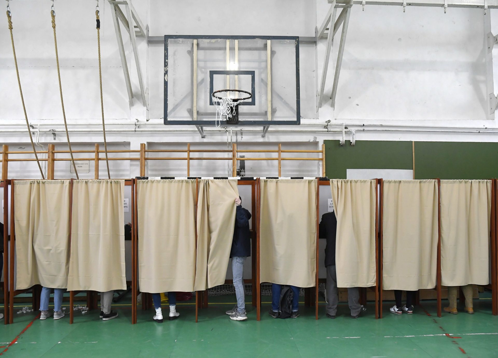 Választások előtt tömeges körzetváltás tapasztalható a szavazók körében