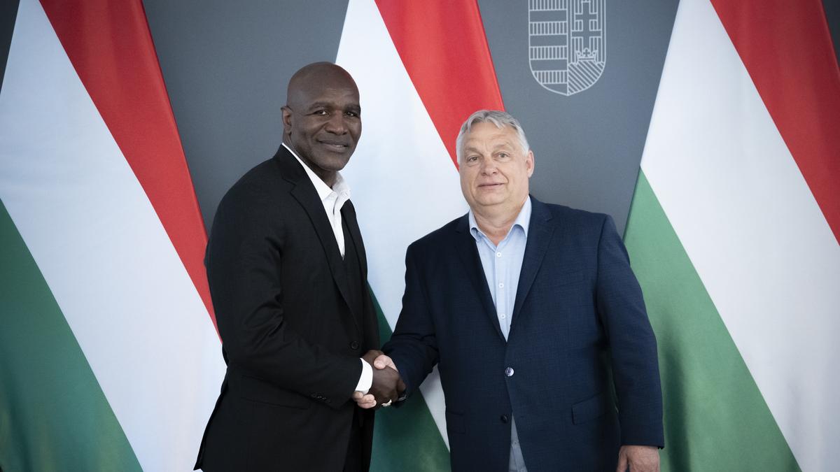 Orbán Viktor és Evander Holyfield találkozása - Különleges pillanatok a Karmelitában