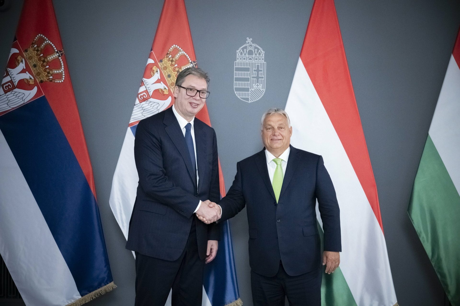 Az Orbán Viktorral való barátságát emlékműveken örökíti meg a szerb elnök