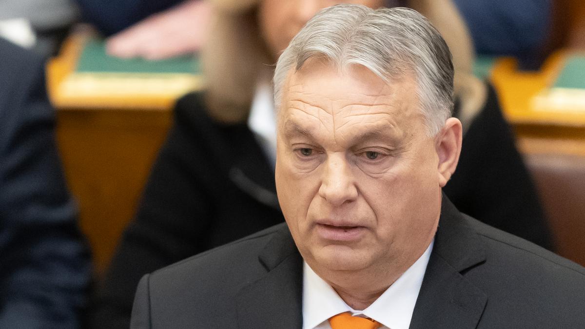 Orbán Viktor miniszterelnök könyvet reklámoz: Mi történt?
