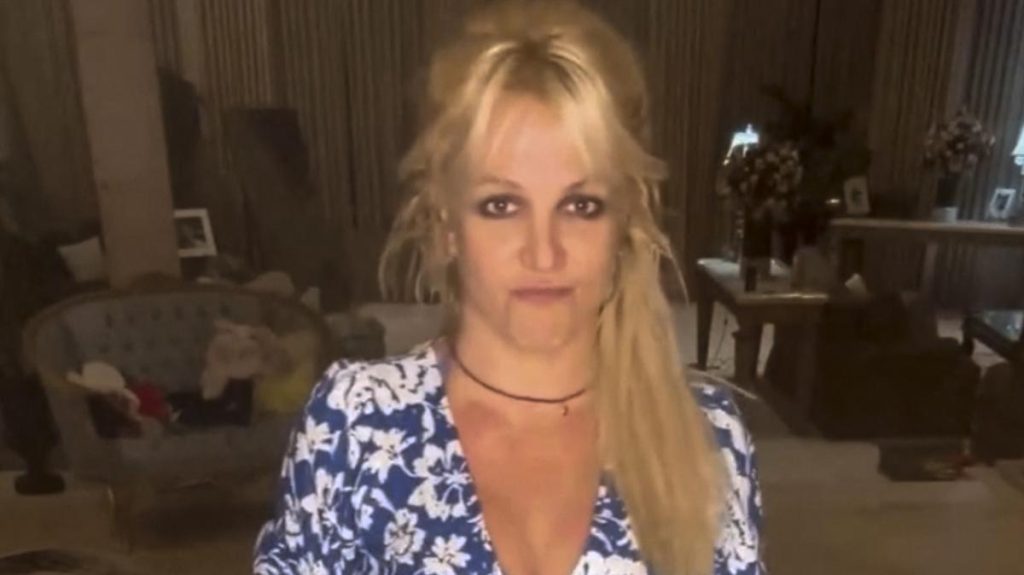 Az újabb összeomlás: Britney Spears mezítláb és pánikban a mentők kezében