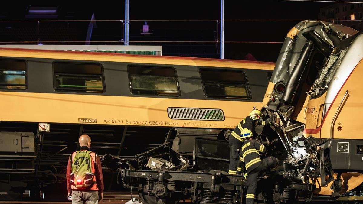 Cseh vonatkatasztrófa: Magyarországon is érintették az éjjeli horrorbaleset képei
