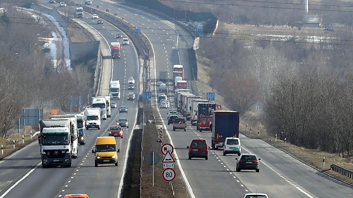 Korlátozott ideig még fizetendő az útdíj Budapestben a kamionoknak