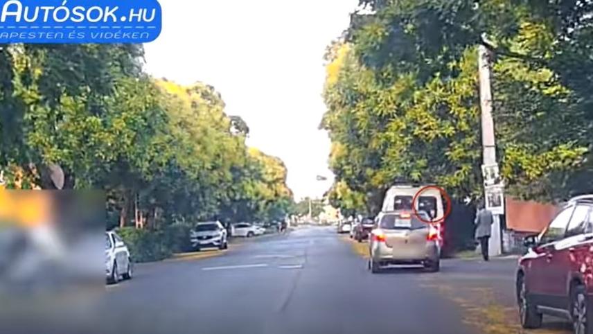 Káosz és szürreális események Újbudán: autó belerongyolódott furgonba, miközben gyalogosra vizes lufit dobott az utas – sokkoló videó