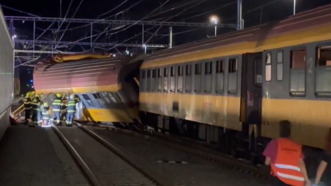 Vonatok ütközése tragédiát okozott Csehországban – Videó az esetről