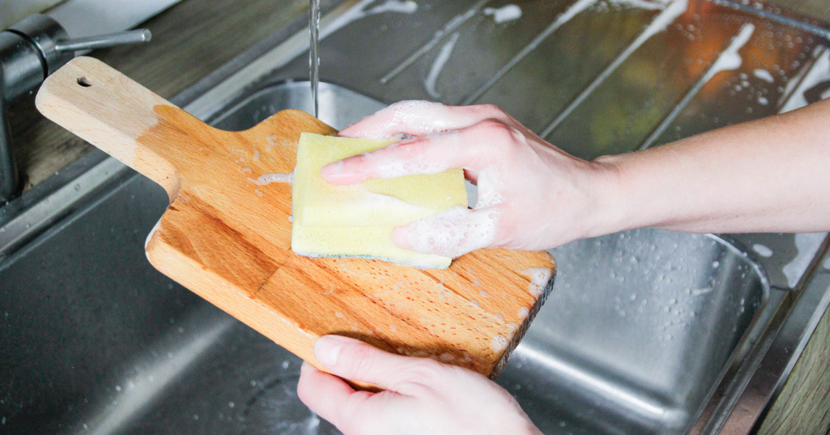 Hogyan tisztítsd meg hatékonyan a vágódeszkát a nyers hús után – Fontosabb a csapvíz!