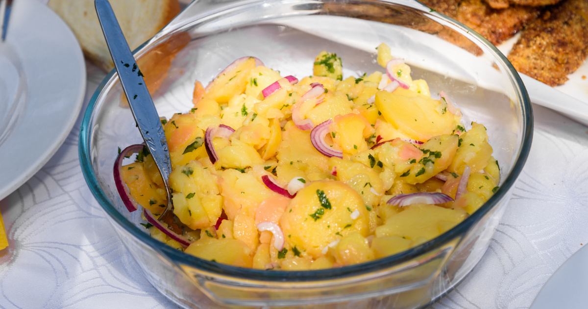 Lila hagymás krumplisaláta: friss, savanykás és tökéletes köret