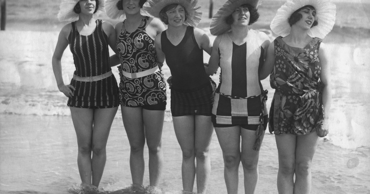 A bikini szó eredete: a térdig érő gyapjú ruhadarabtól a falatnyi fürdőruháig