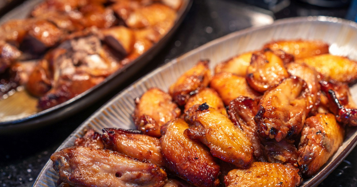 Füstös ízekben gazdag: 30 perces serpenyős csirkeszárnyak receptje