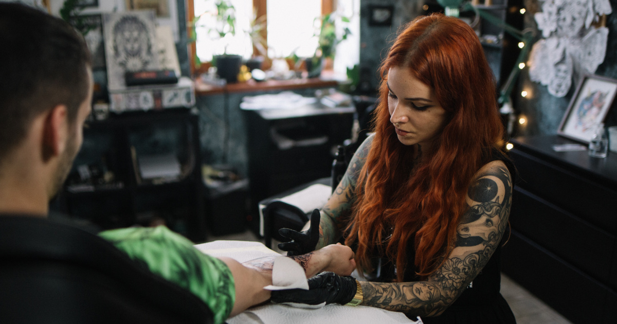 Élet és munka egyensúlya: Egy tetoválóművésszel folytatott beszélgetés