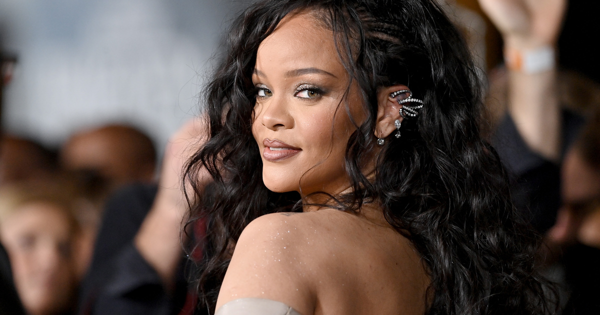 Rihanna természetes szépsége: póthaj vagy paróka nélkül állt a vörös szőnyegre