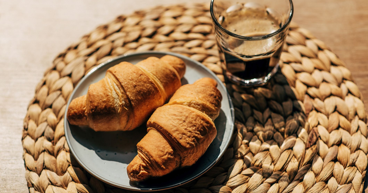 A Kifli étvágygerjejtő duója: Puhaság és Ízorgazmus egy csésze kávé mellett