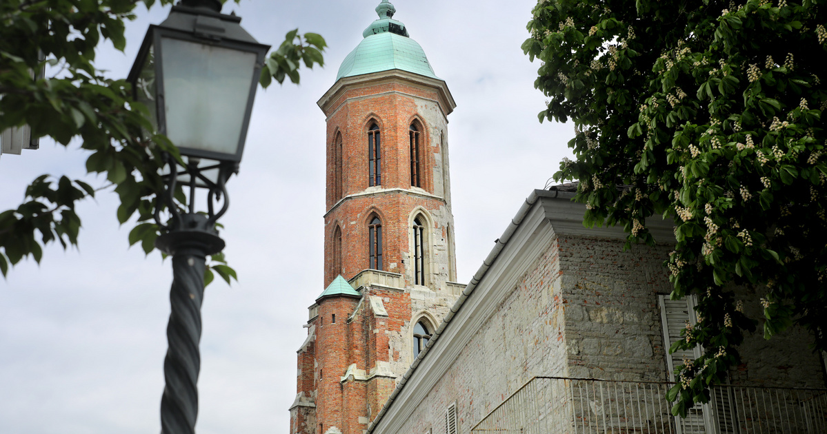 A történelem romboló kezei: a budavári templom megmaradt tornya a pusztulás közepette.