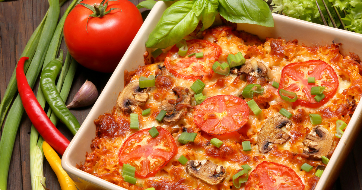 Ízletes és bőséges nyári omlett gombával és zöldségekkel: ne hagyd ki a sajtos tetejét!
