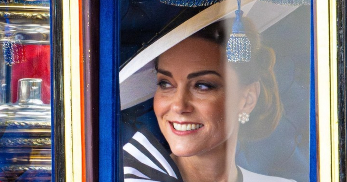 A királyné ragyogott hófehérben: Katalin hercegné visszatérésének csodálatos pillanata a királyi parádén