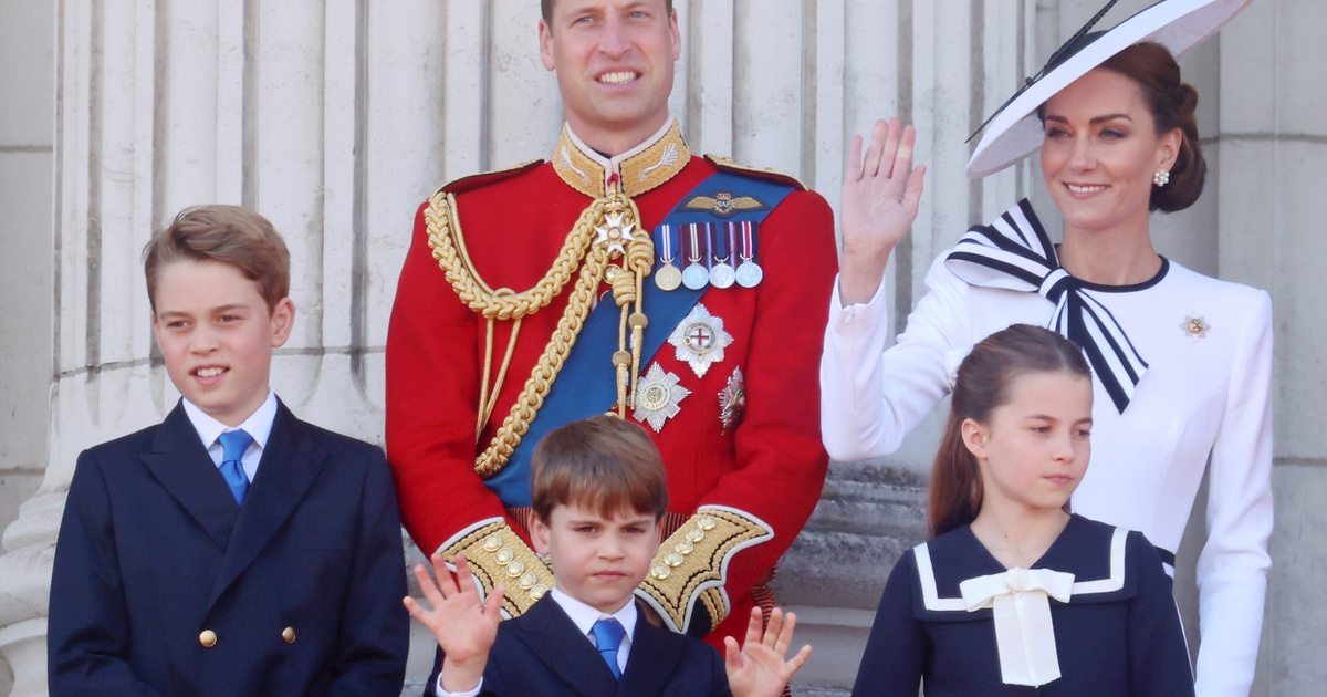 A királyi család büszkesége: Vilmos és Katalin a gyerekeikkel a Buckingham-palota erkélyén