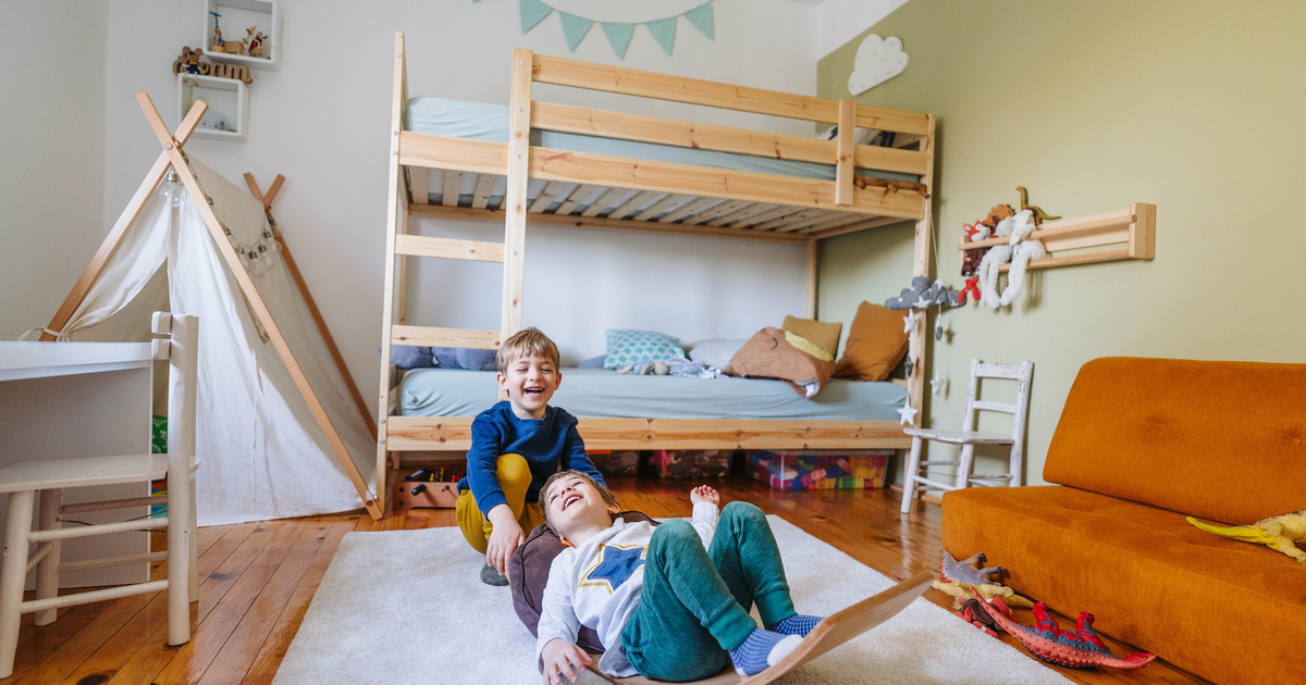 Kreatív megoldások a kis lakásokban: Hogyan rendezd be a szobát, ha két gyerek osztozik rajta?