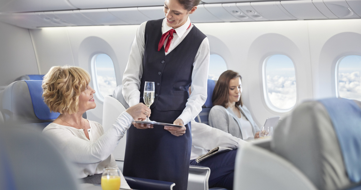 A repülőn ne kérjük ezeket az italokat: veszélyes lehet a fogyasztásuk