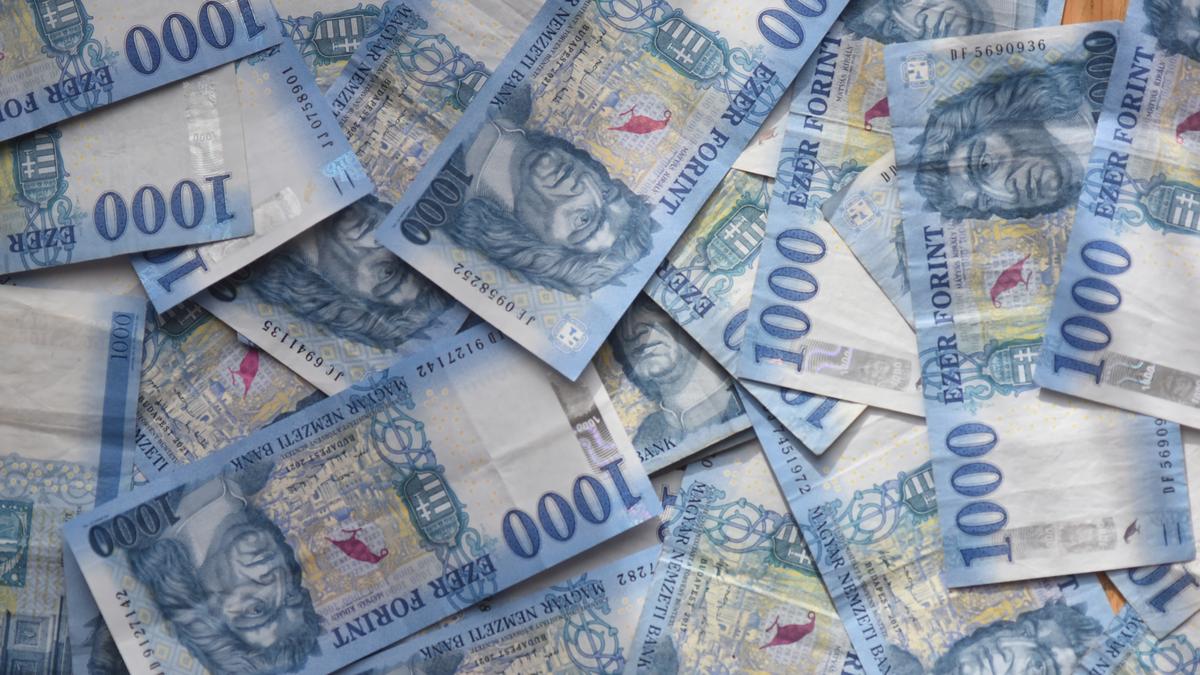 A forint gyengülése: 398 felett az euróval szemben – Magyarország valutája a világon egyedülállóan alacsonyan