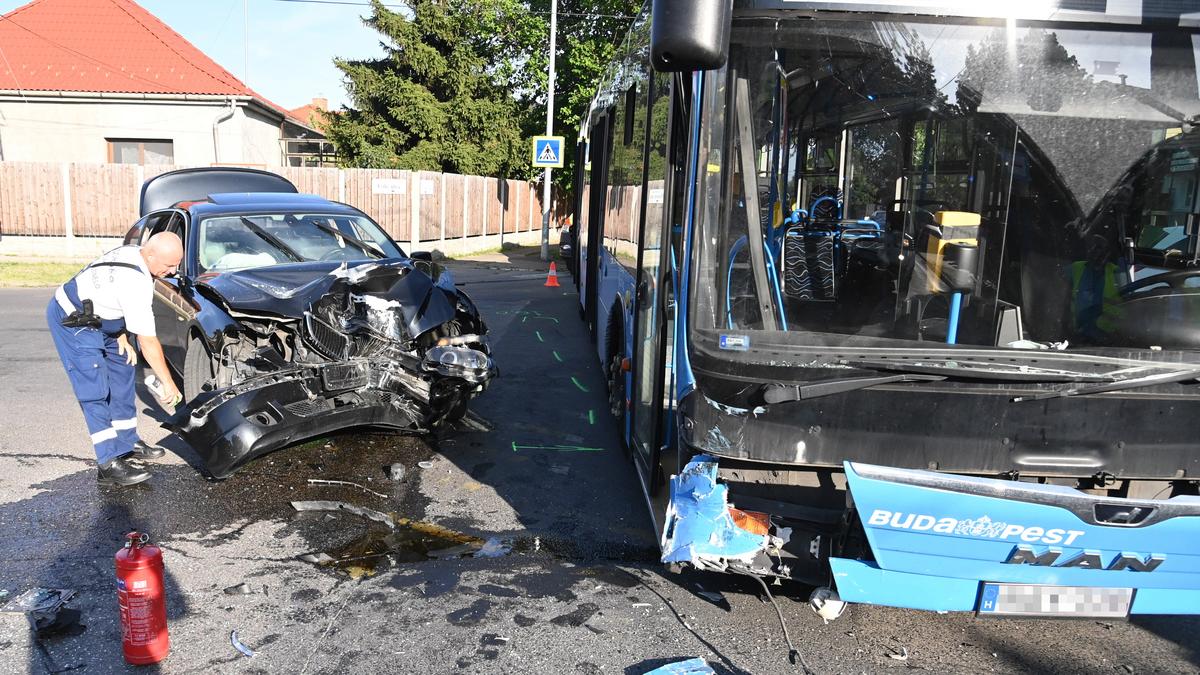 Budapesti BKK-busz és autó ütközése súlyos sérülteket eredményezett