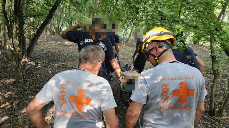 Hőssé váltak a mentők: Sérült túrázót vettek ki a Remete-barlangból - Fotók