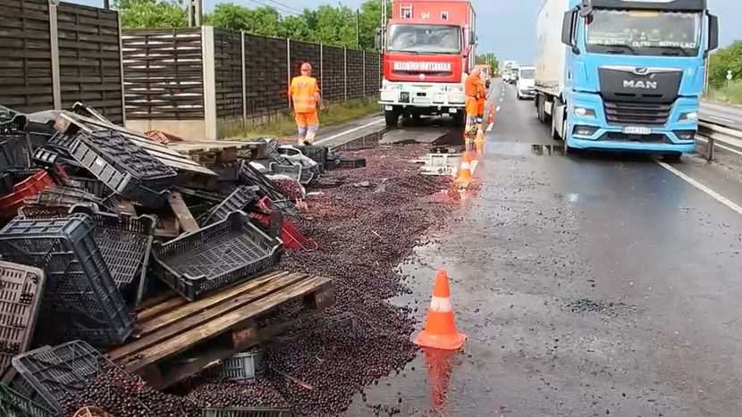 Törökszentmiklósnál történt balesetben betegszállító csapódott torlódó autósorba: heten súlyos sérülést szenvedtek – videó