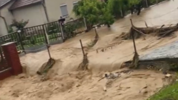 A villámárvíz borzalmai: hősi traktorosok mentik a gyerekeket - Videóban a pusztítás