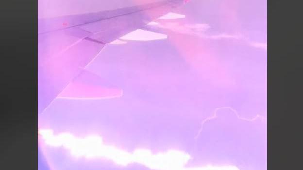 Sokkoló pillanat: Villámcsapás érte a WizzAir repülőgépét – felvétel!