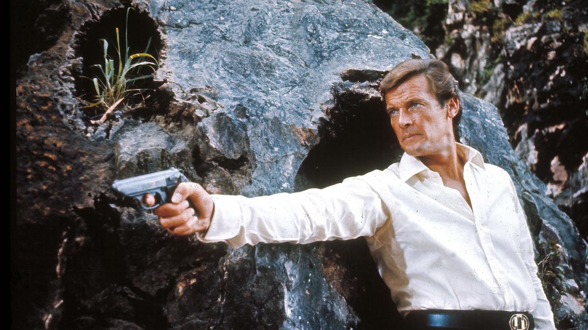 A Gyalázat, Ami Roger Moore Sírjával Történt: Megrongálták James Bond Megformálójának Nyughelyét