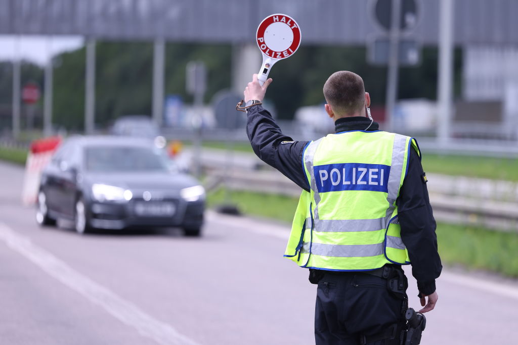 Orbán Viktor konvoját kísérő motoros rendőr halálos balesetet szenvedett Stuttgartban