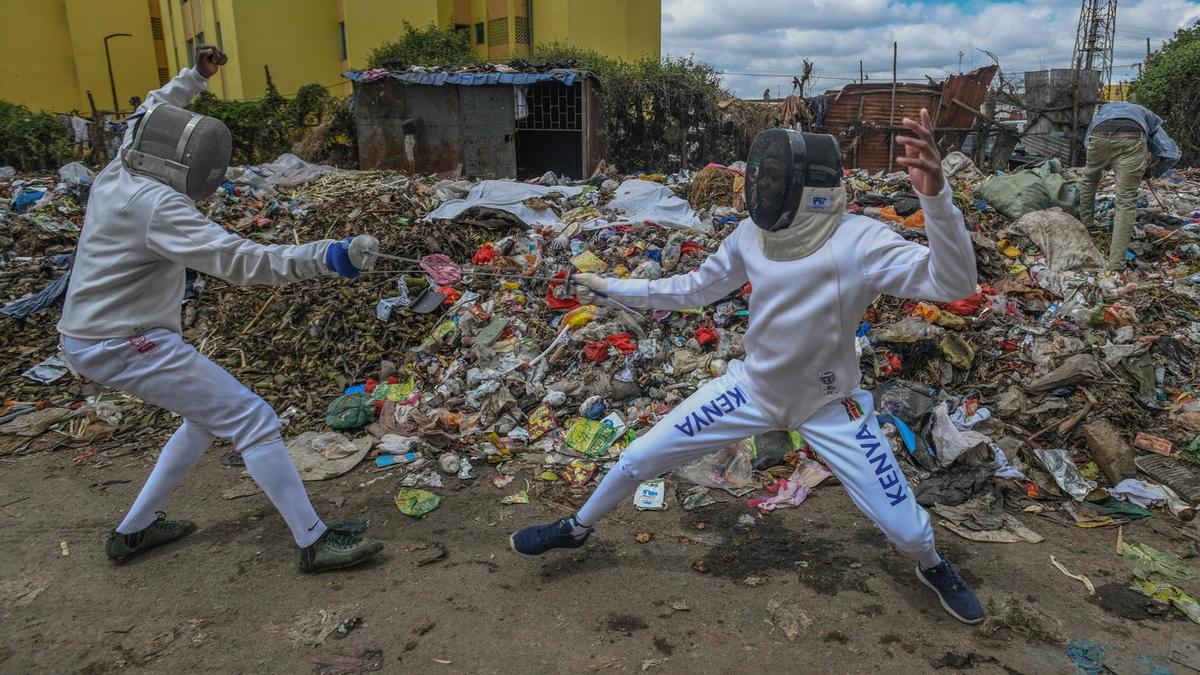Kitartás a körülmények között: kenyai vívók edzenek szeméthalmak között az utcán - fotógaléria