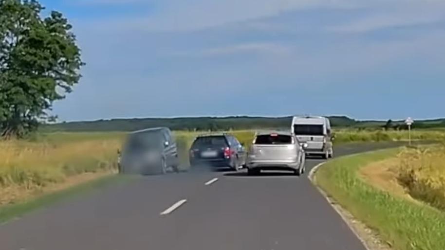 Villámgyors reflexek és hősies mentés: az autós hihetetlenül elkerülte a közveszélyes balesetet - videóban örökítve a hajmeresztő pillanatok.