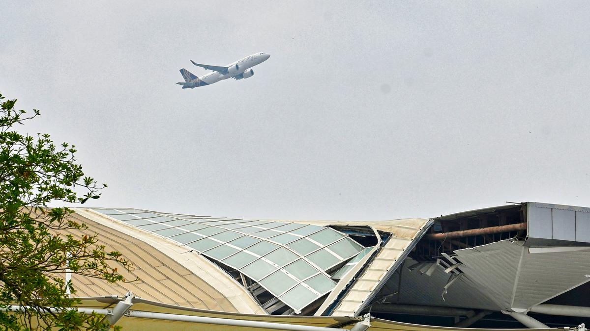 A Világ egyik legnagyobb repterének tetőszerkezete összeomlott: Megdöbbentő fotók a katasztrófáról