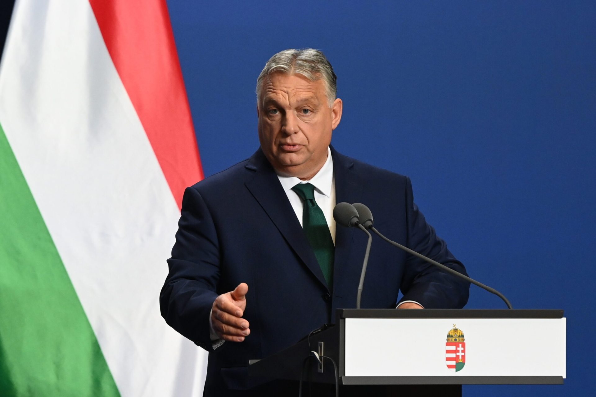 Az eseményekre Orbán Viktor határozott reakciója: a konvoj kísérőjének halálos balesetére