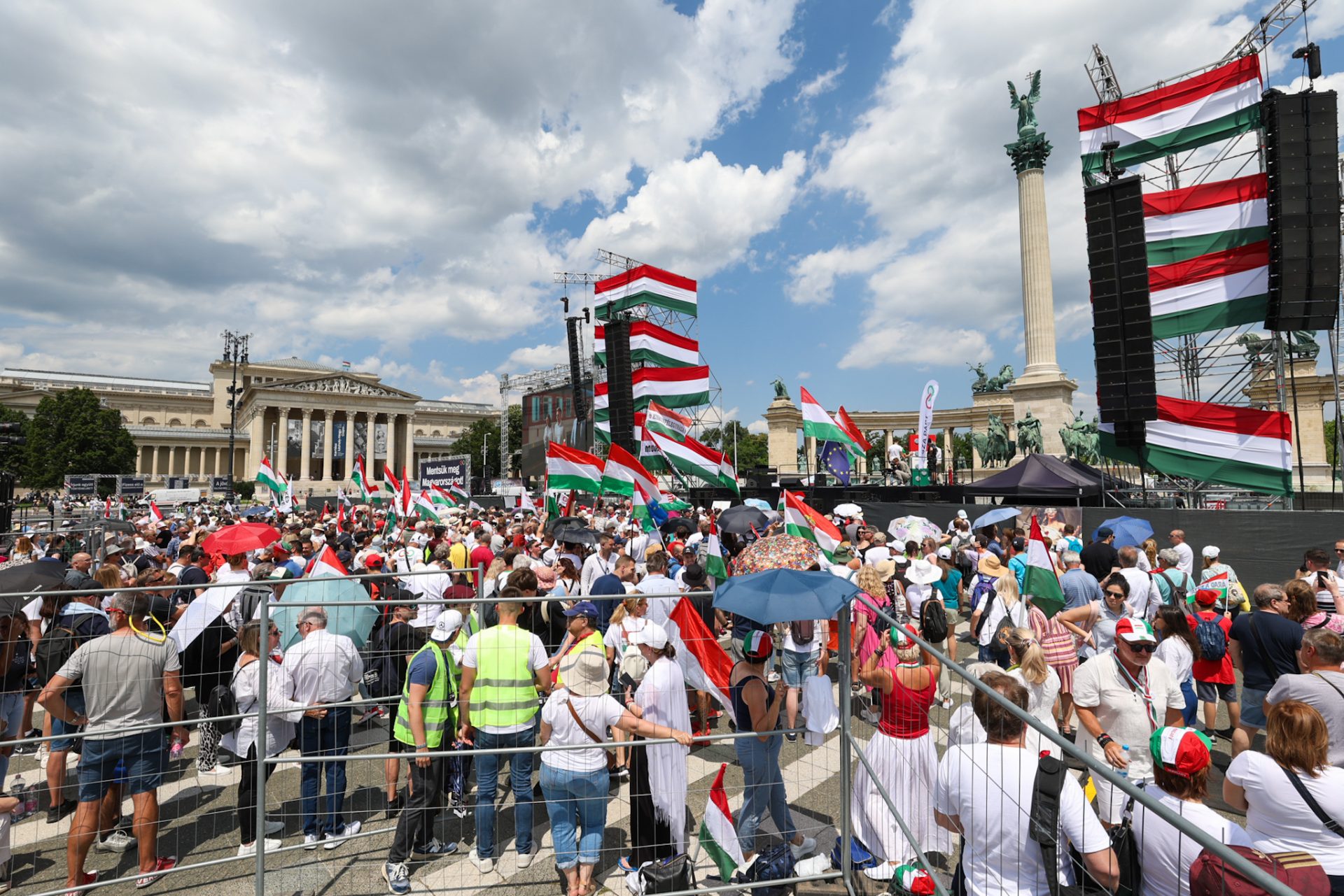 Embertömeg a Hősök terén: Magyar Péter tüntetését várva