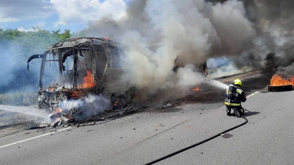 Dramatikus sors egy oltott buszon az M5-ösön: porig égett a jármű