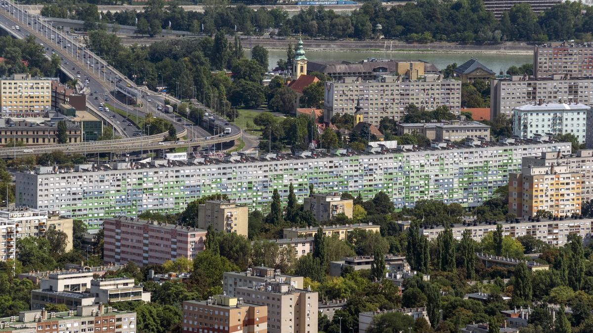 Az ijesztő tornádó Budapesten közelében: lenyűgöző videó a vihar pusztításáról