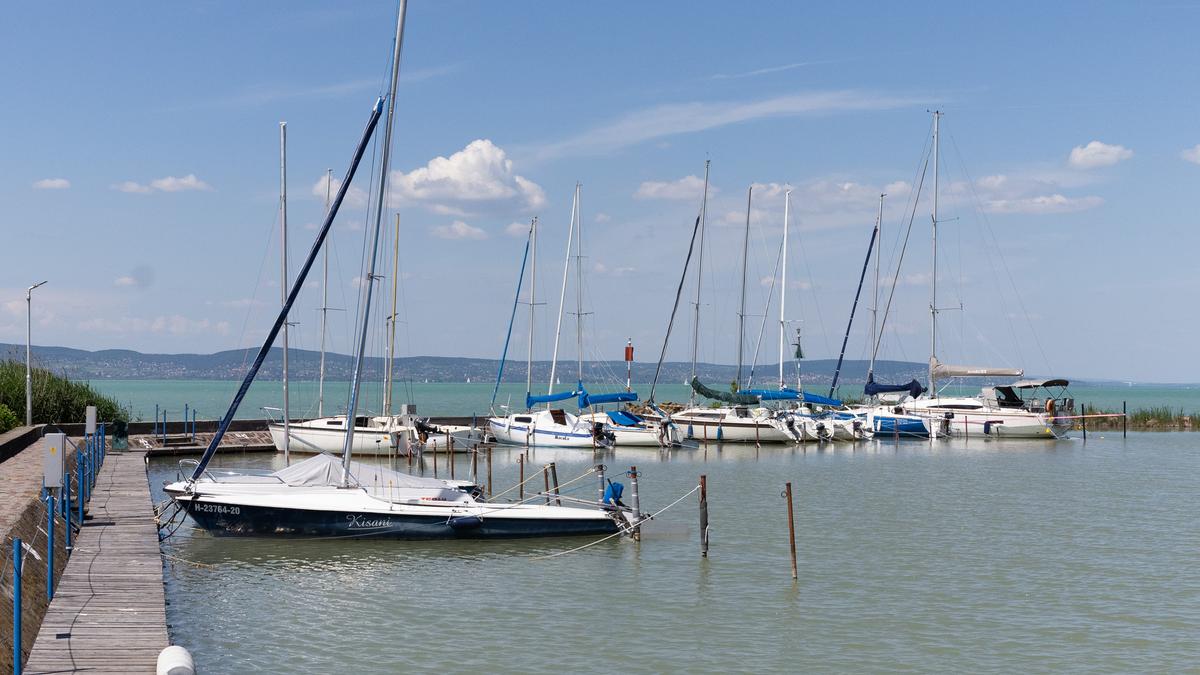 Nagy a baj: kigyulladt egy hajó a Balatonon