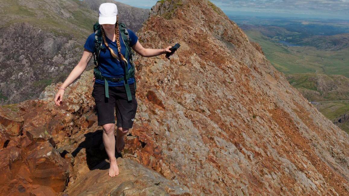 Inspiráló történet: Egy 27 éves lány mezítláb mászta meg a hegyet – Érdemes megnézni, hogy néz ki a talpa!
