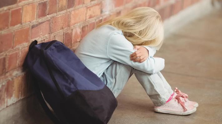 Kisgyermek depressziója bántalmazó tanítója miatt: a pedagógus családja le akarta fizetni a szülőket