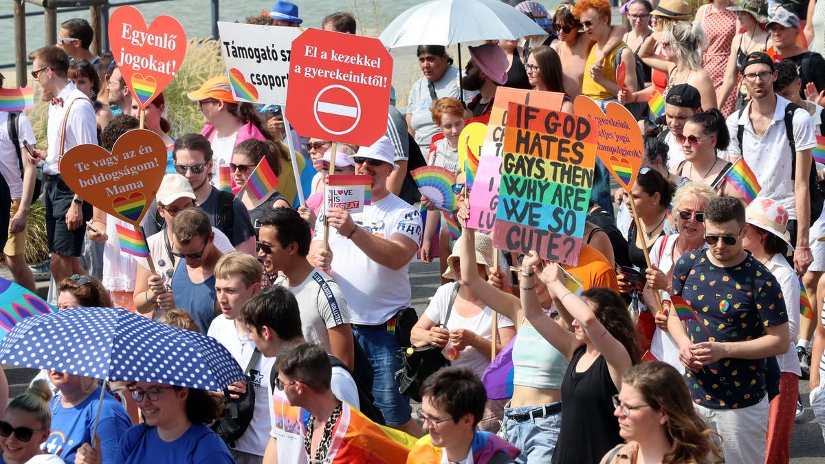 Nemzetközi államok tiltakoznak a magyar LMBTQI+ törvények ellen a Pride események előtt